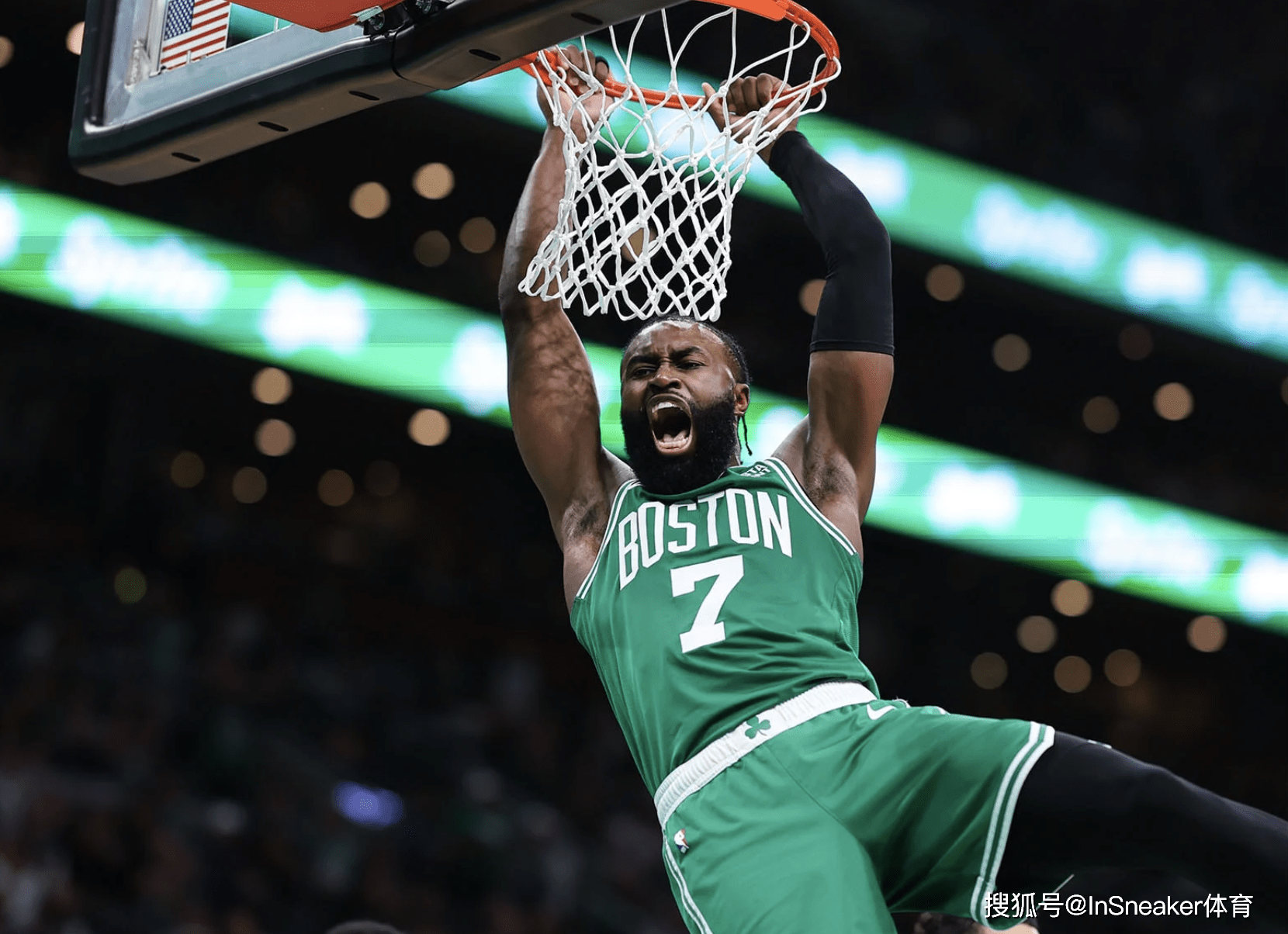 战术更强调 战术更强调